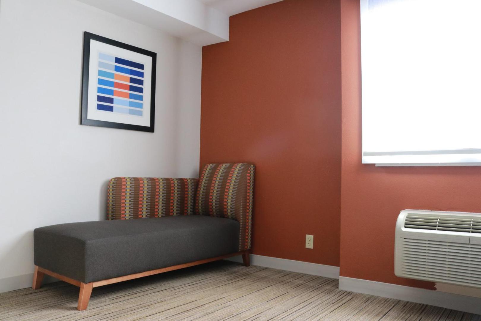 Holiday Inn Express & Suites Seattle-Sea-Tac Airport