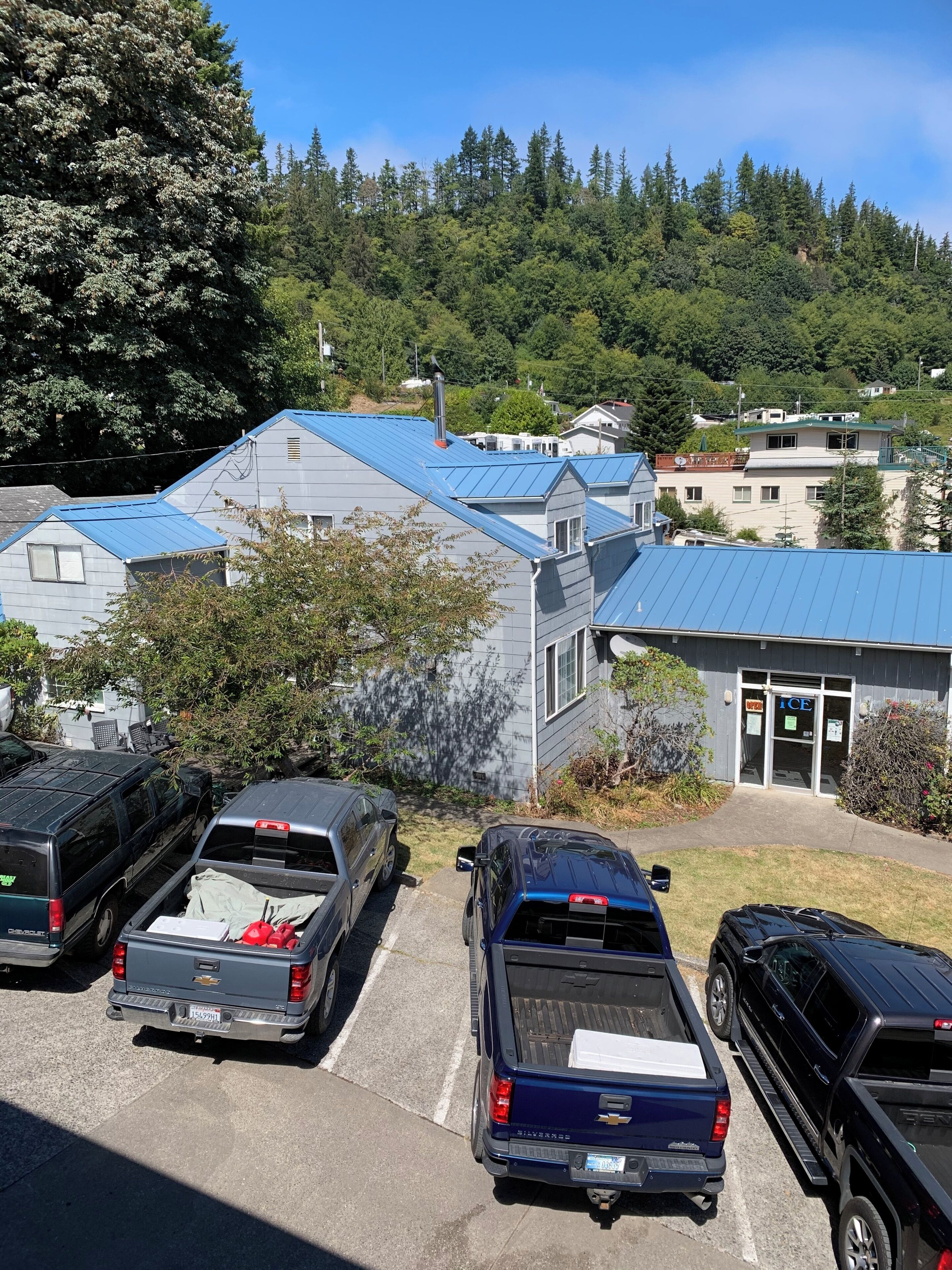 Curley's Resort & Dive Center