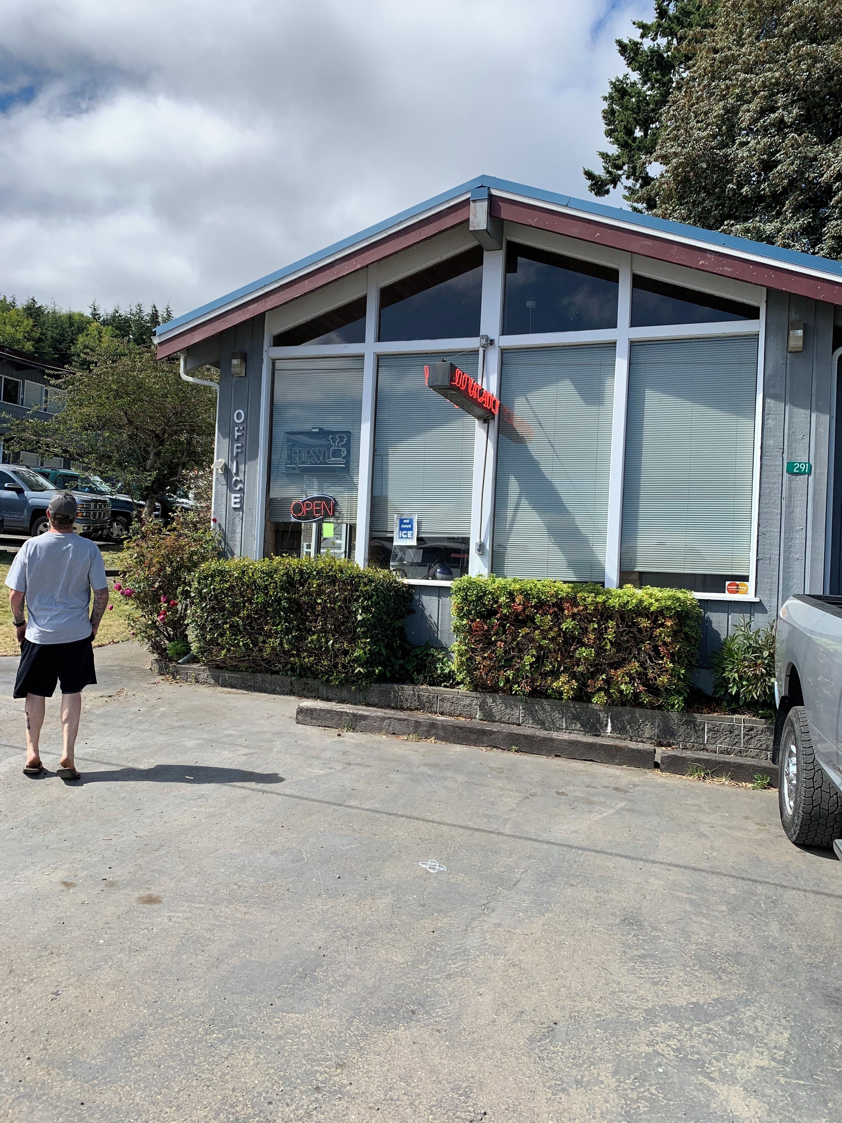 Curley's Resort & Dive Center