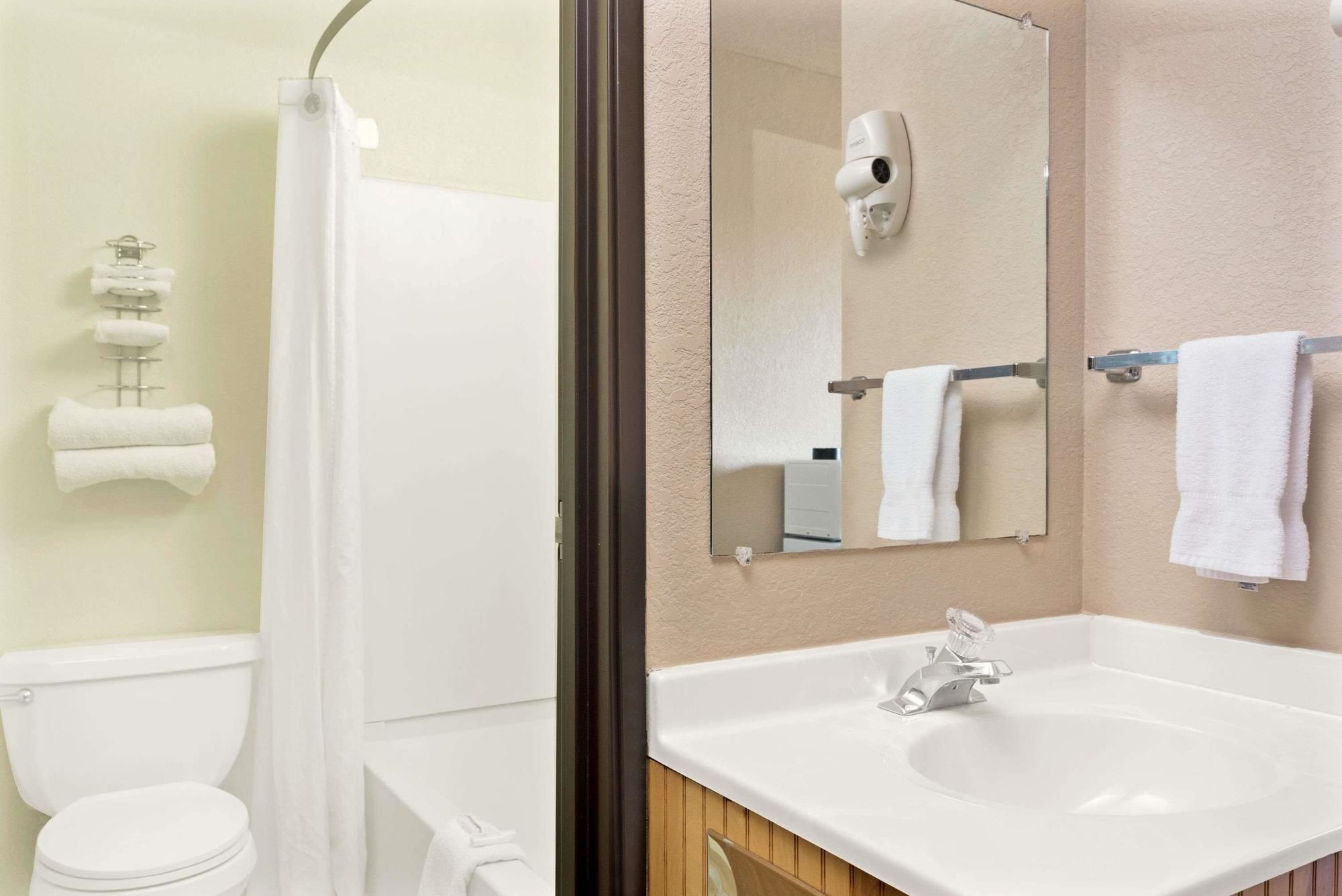 Super 8 by Wyndham Spokane/West
