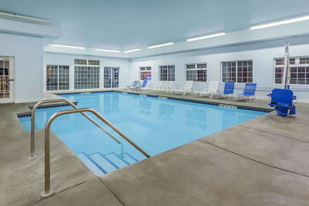 SilverStone Inn & Suites