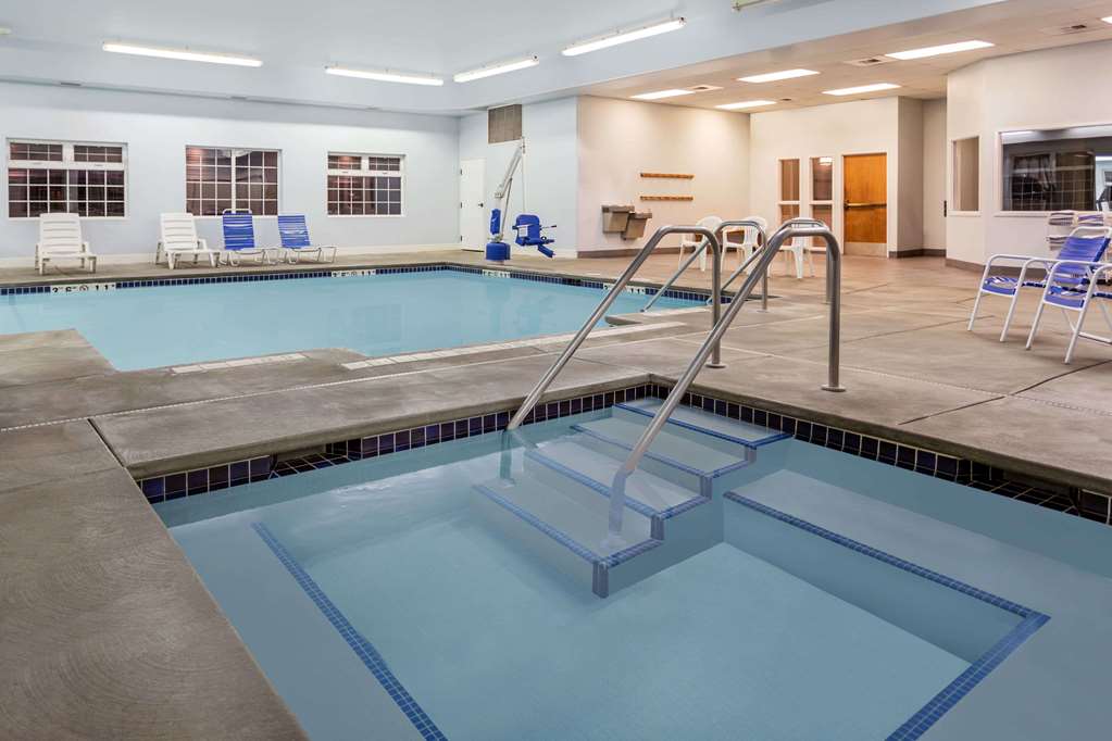 SilverStone Inn & Suites