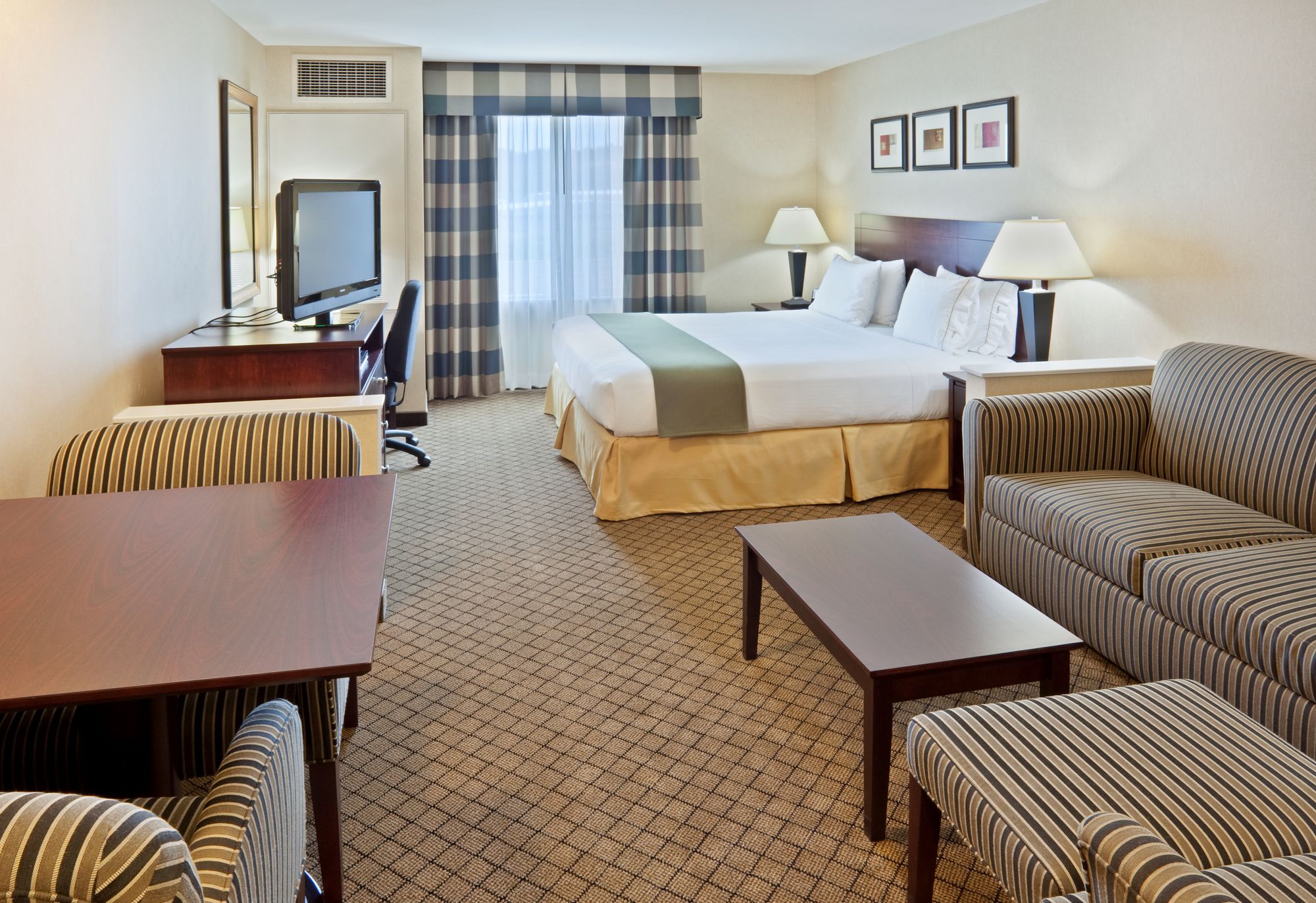 Holiday Inn Express Hotel & Suites Sumner