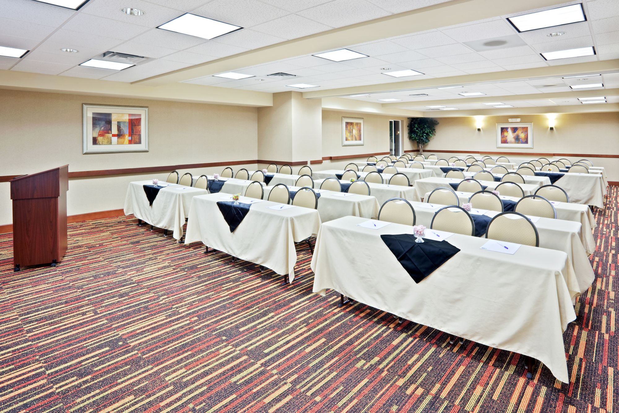 Holiday Inn Express Hotel & Suites Sumner