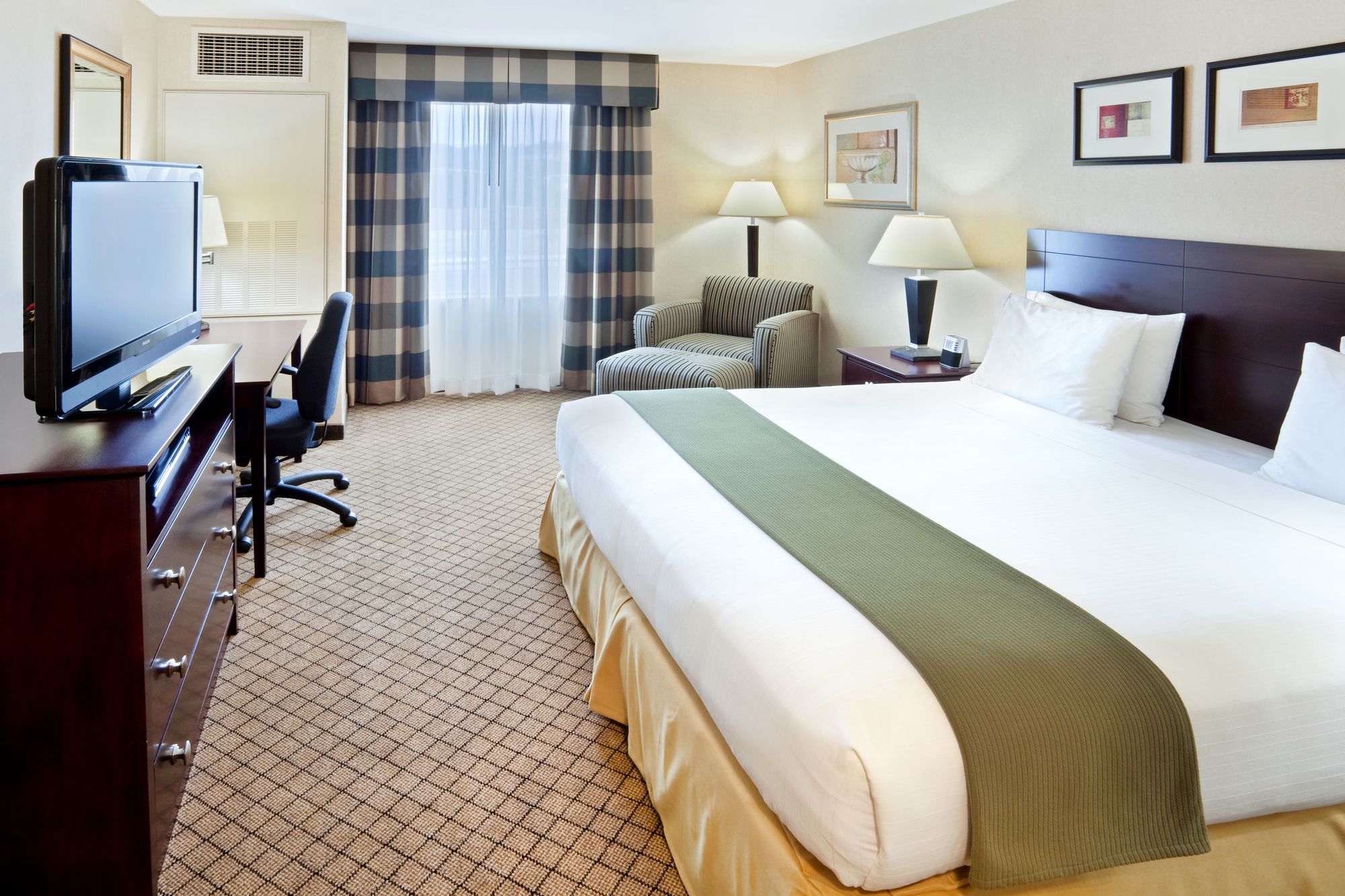 Holiday Inn Express Hotel & Suites Sumner