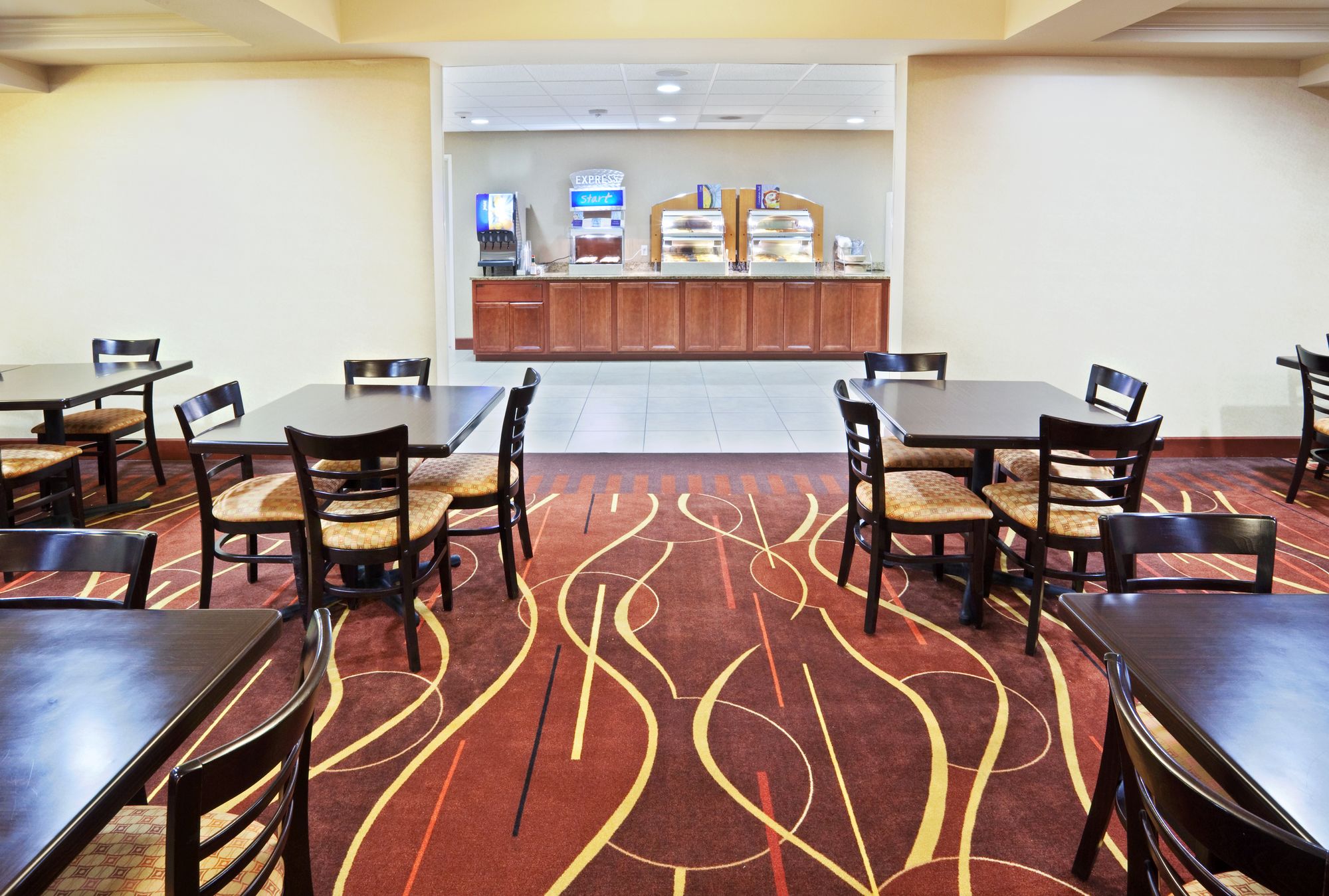 Holiday Inn Express Hotel & Suites Sumner