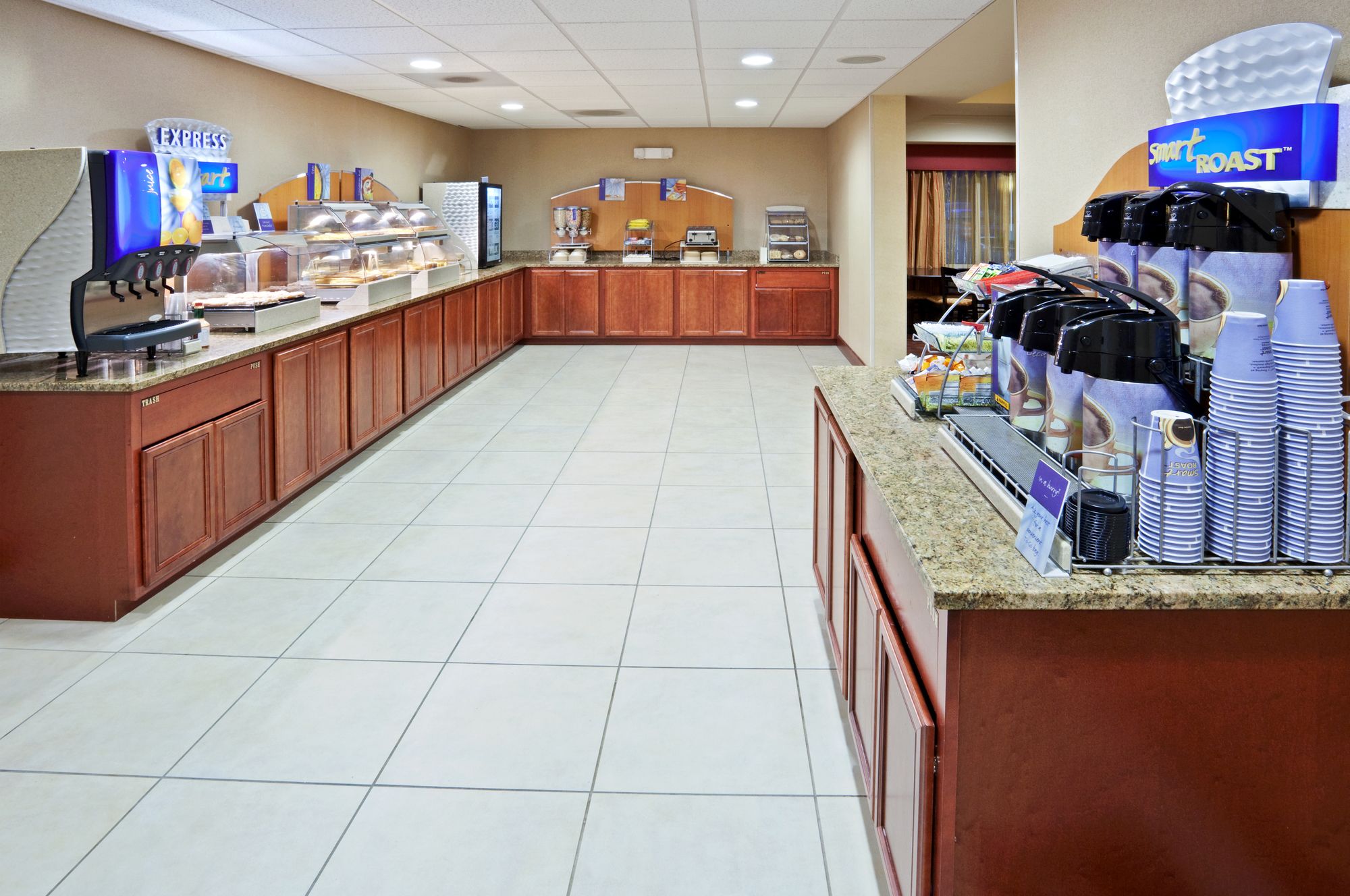 Holiday Inn Express Hotel & Suites Sumner
