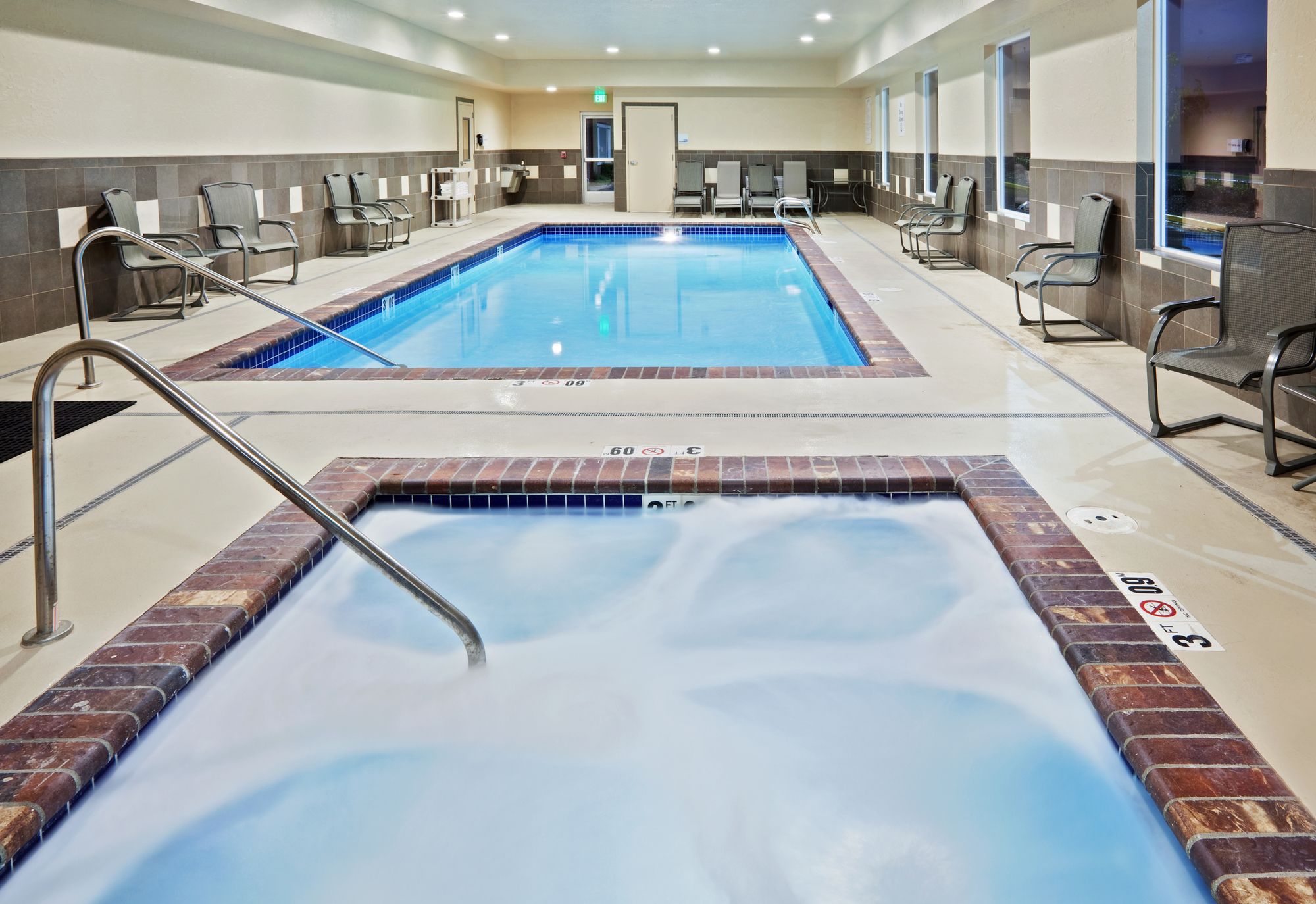 Holiday Inn Express Hotel & Suites Sumner