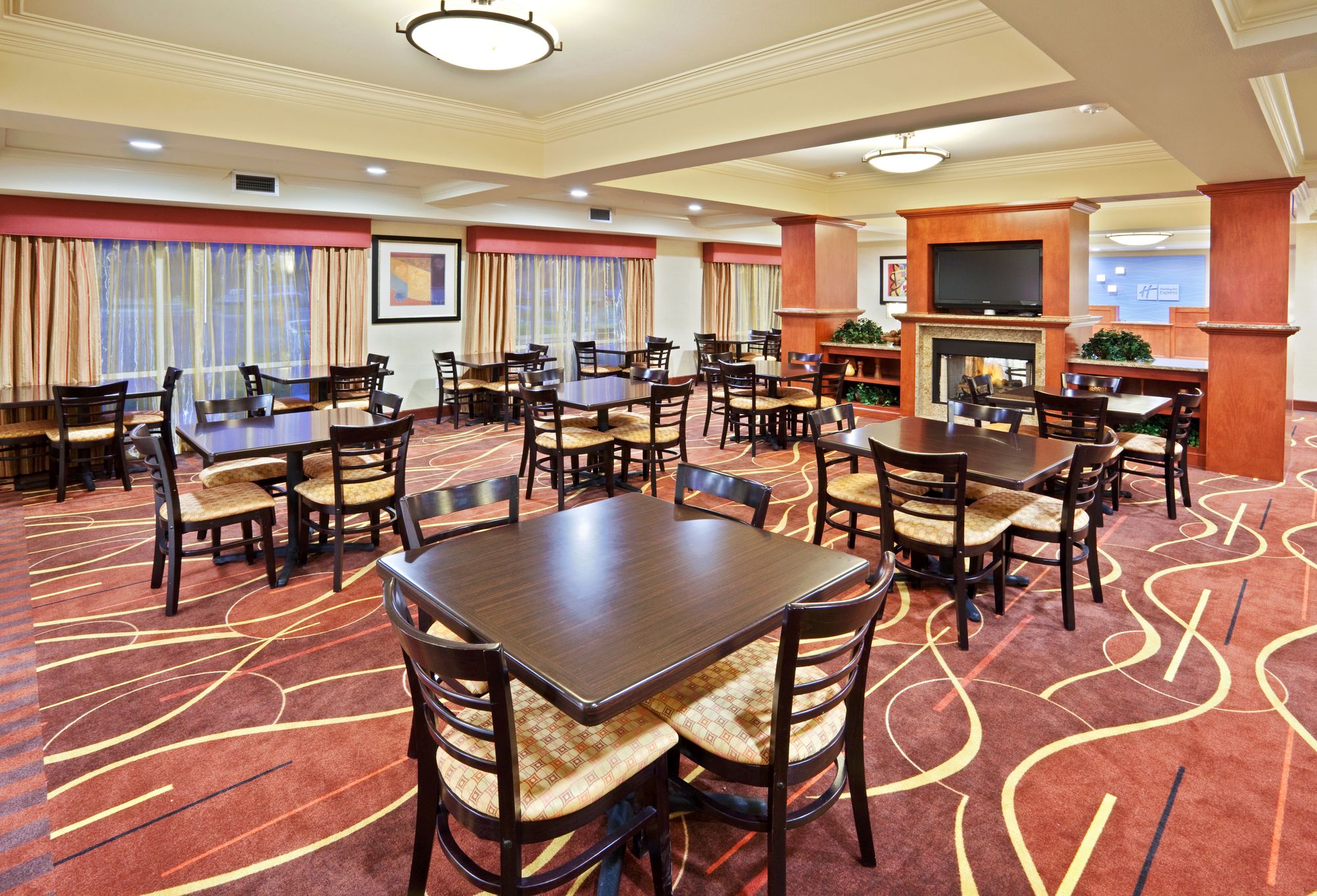 Holiday Inn Express Hotel & Suites Sumner