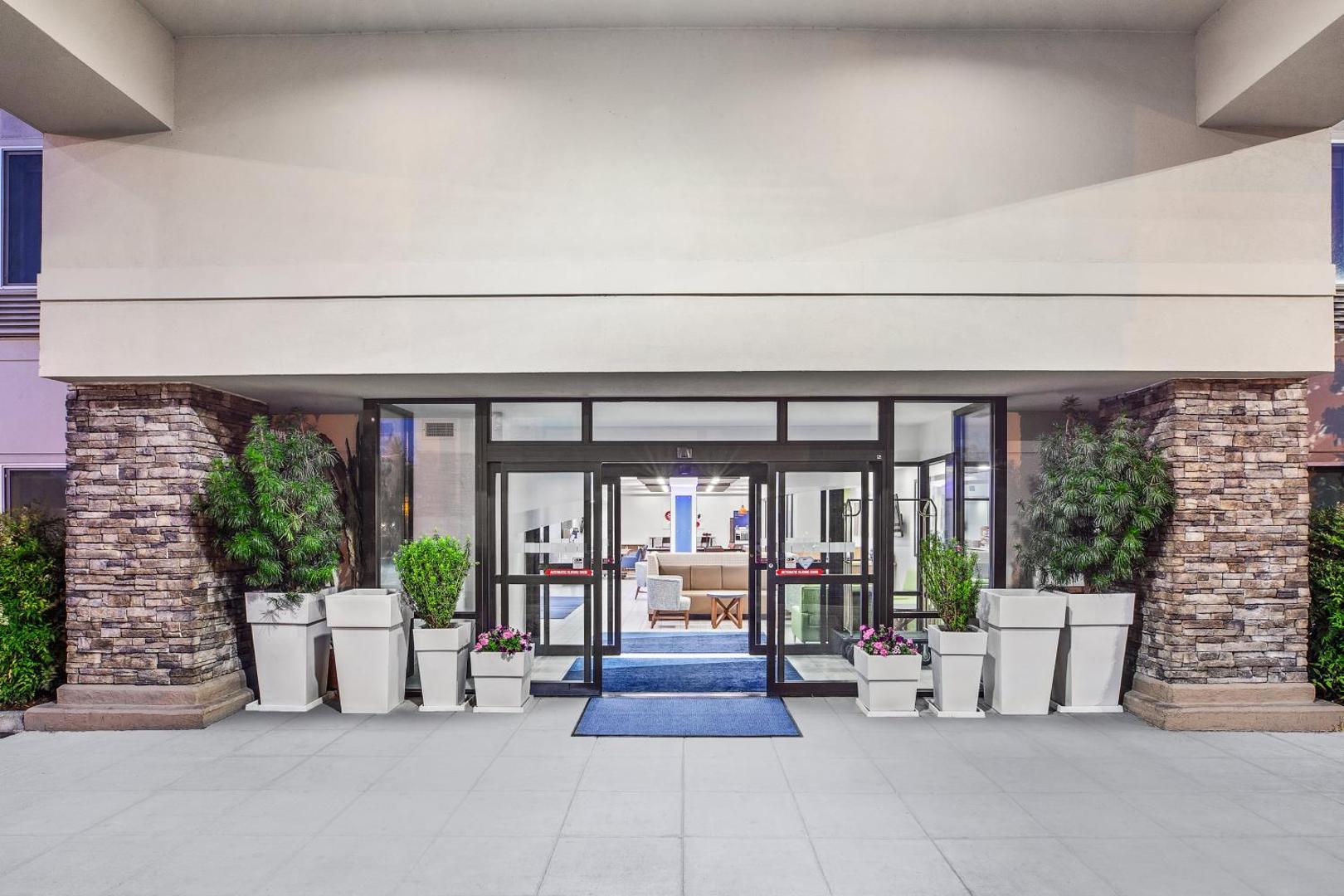 Holiday Inn Express & Suites Tacoma