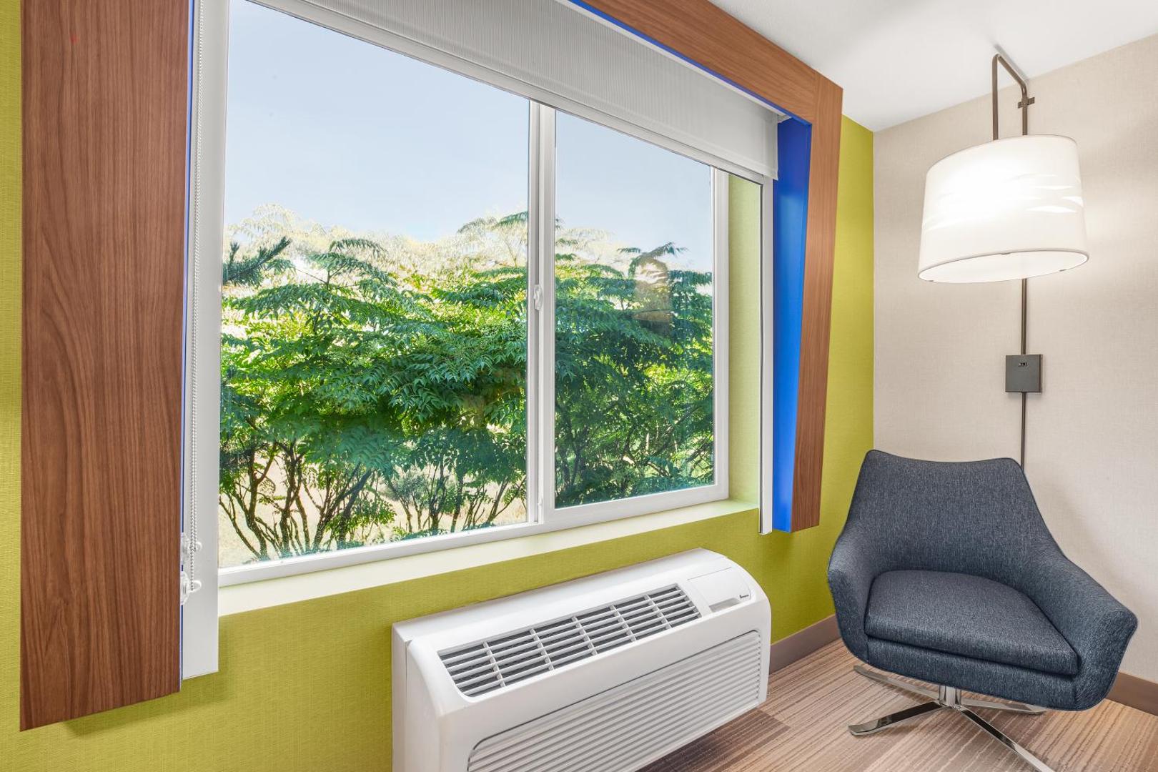 Holiday Inn Express & Suites Tacoma