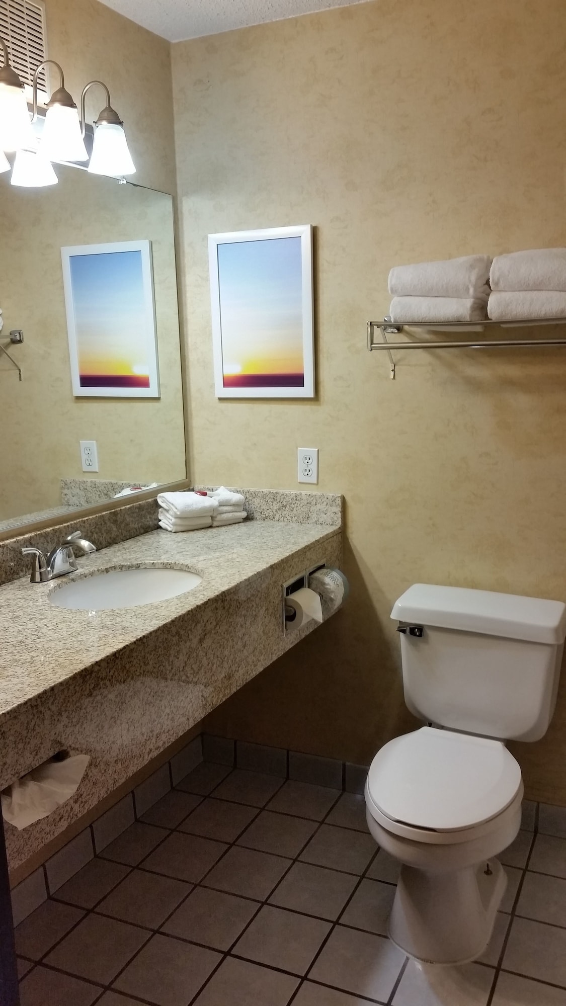 Days Inn & Suites by Wyndham Vancouver