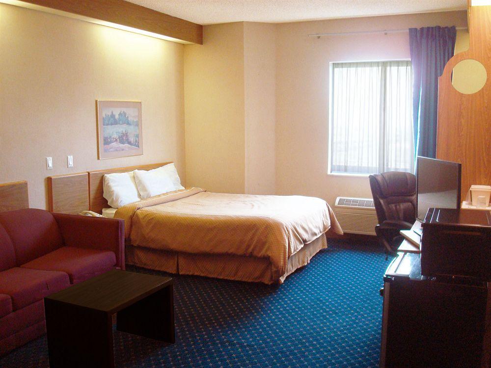 Howard Johnson by Wyndham Vancouver Hotel & Suites