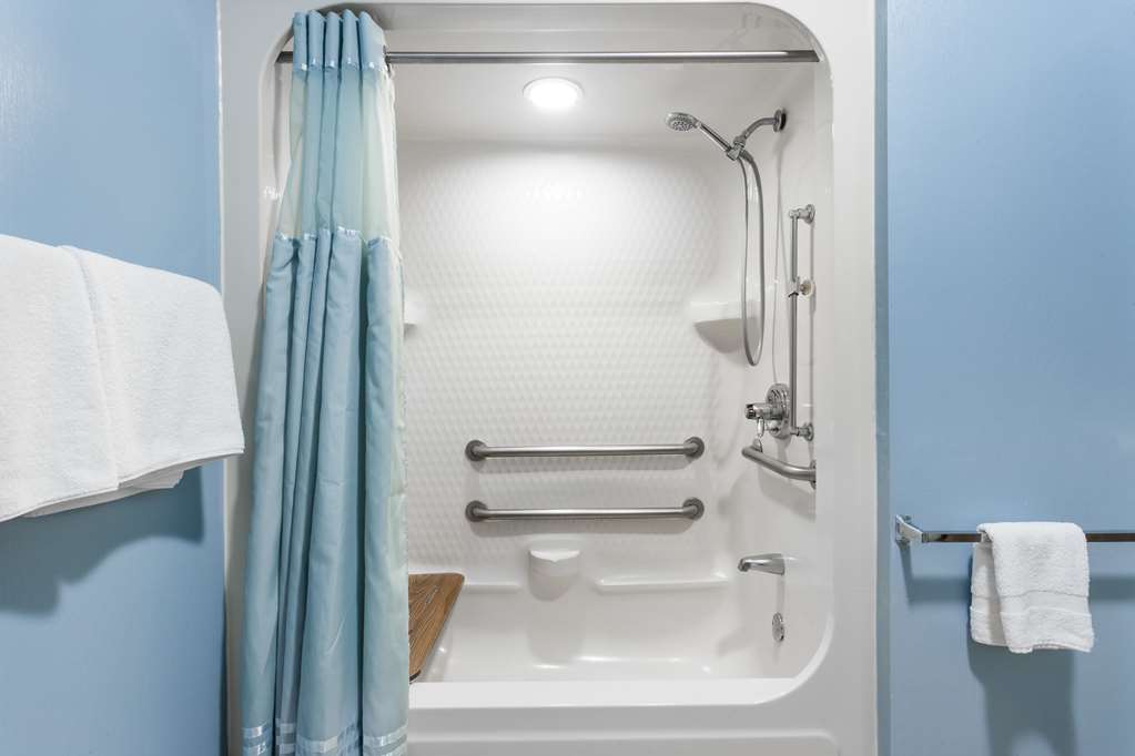 Howard Johnson by Wyndham Vancouver Hotel & Suites