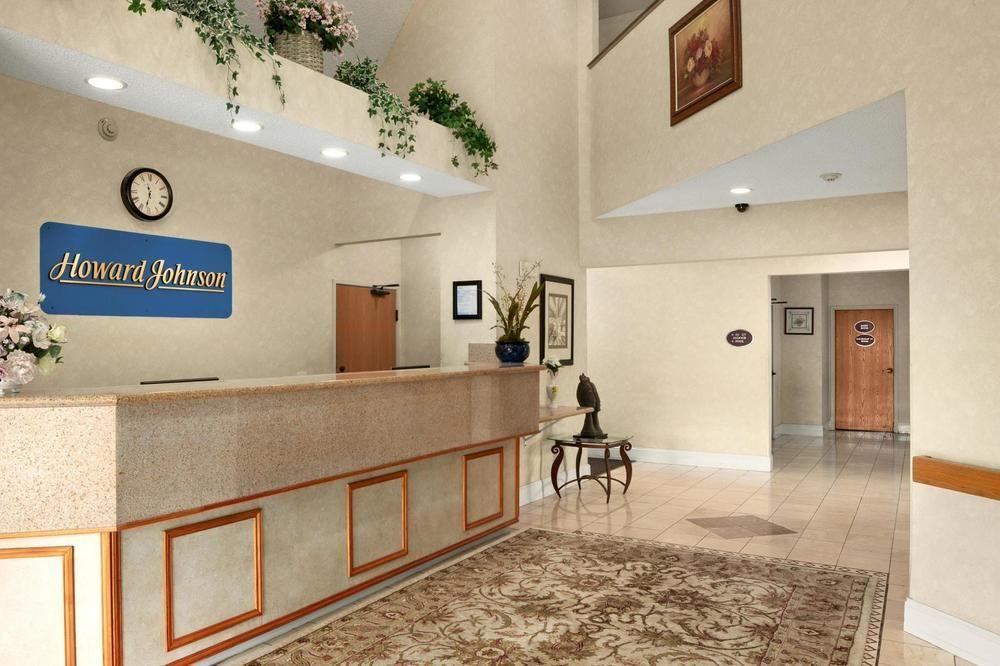Howard Johnson by Wyndham Vancouver Hotel & Suites
