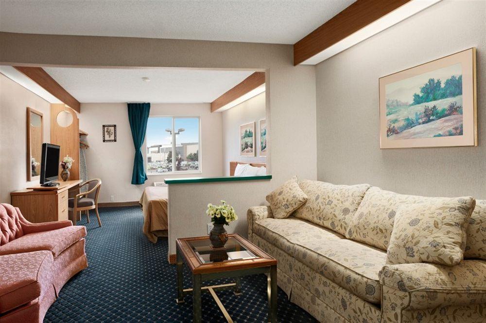 Howard Johnson by Wyndham Vancouver Hotel & Suites