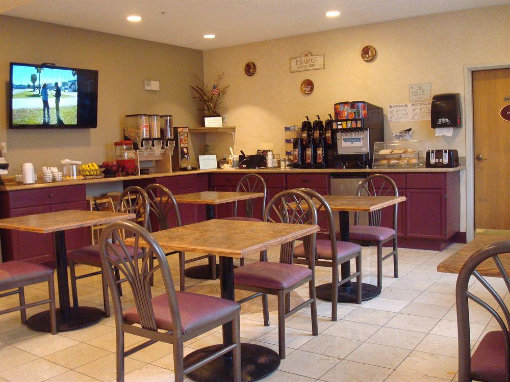 Howard Johnson by Wyndham Vancouver Hotel & Suites