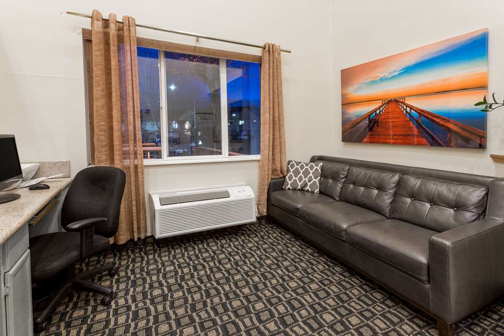 Howard Johnson by Wyndham Vancouver Hotel & Suites