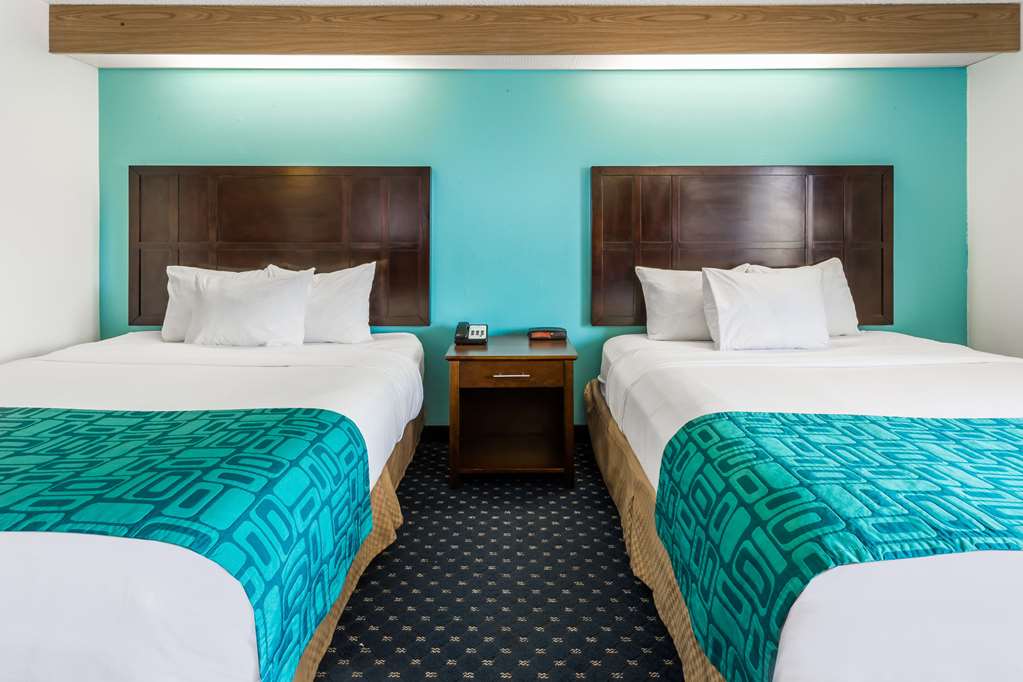 Howard Johnson by Wyndham Vancouver Hotel & Suites