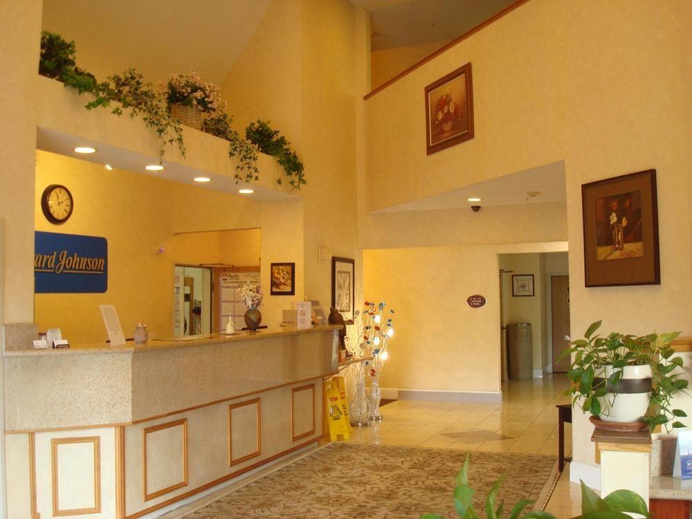 Howard Johnson by Wyndham Vancouver Hotel & Suites