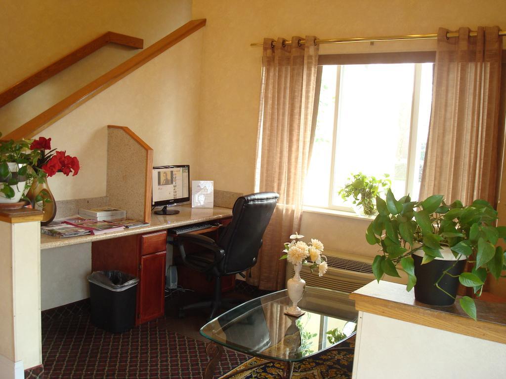 Howard Johnson by Wyndham Vancouver Hotel & Suites