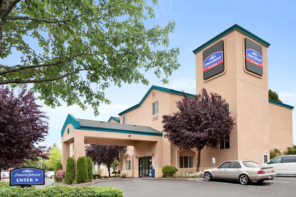 Howard Johnson by Wyndham Vancouver Hotel & Suites