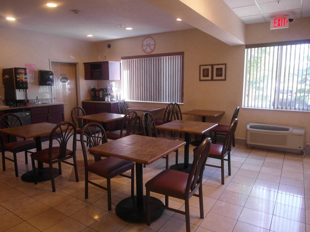 Howard Johnson by Wyndham Vancouver Hotel & Suites