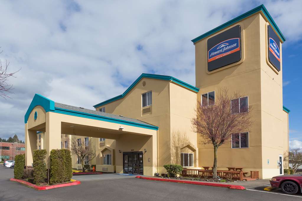 Howard Johnson by Wyndham Vancouver Hotel & Suites