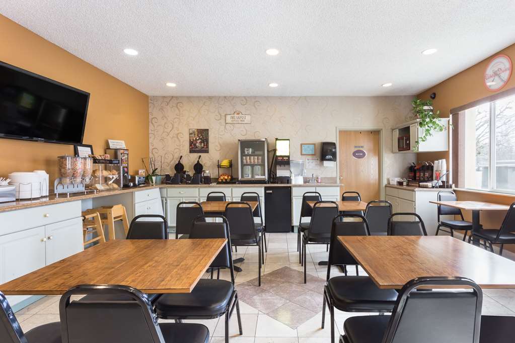 Howard Johnson by Wyndham Vancouver Hotel & Suites