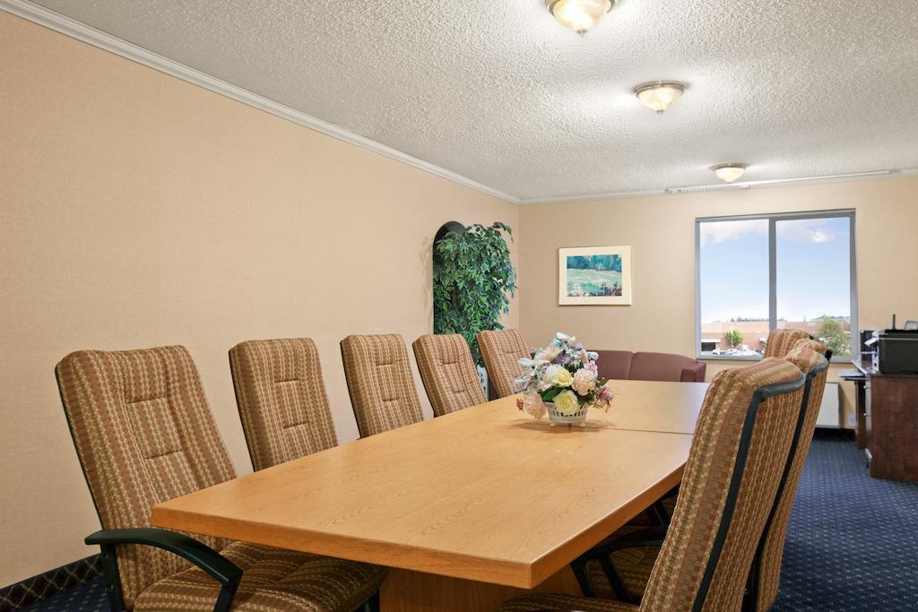 Howard Johnson by Wyndham Vancouver Hotel & Suites