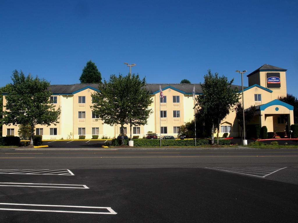 Howard Johnson by Wyndham Vancouver Hotel & Suites
