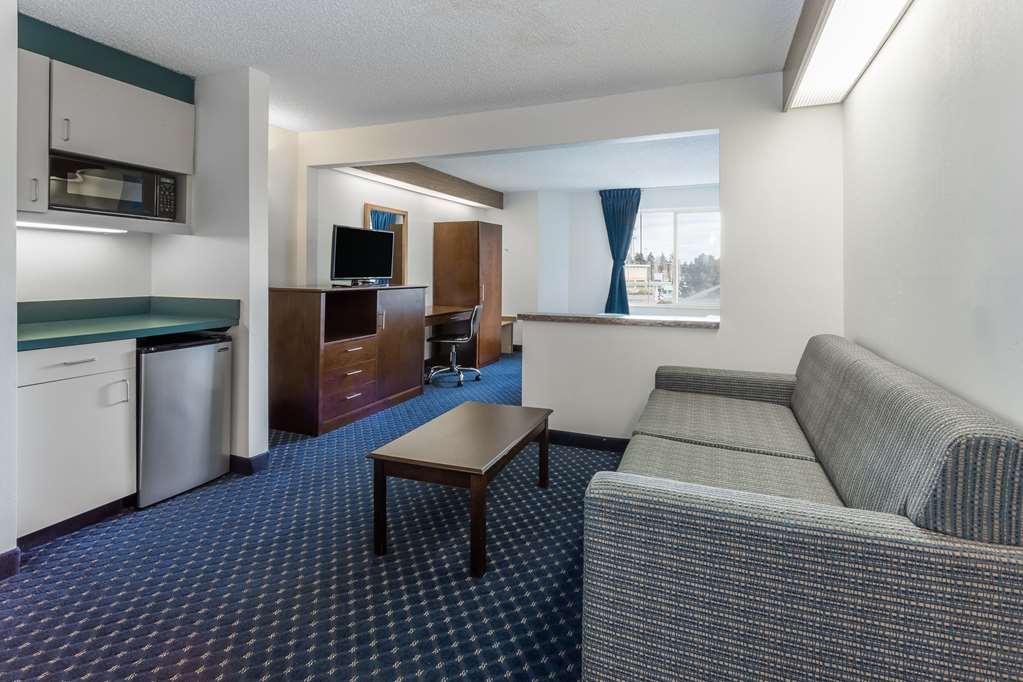 Howard Johnson by Wyndham Vancouver Hotel & Suites