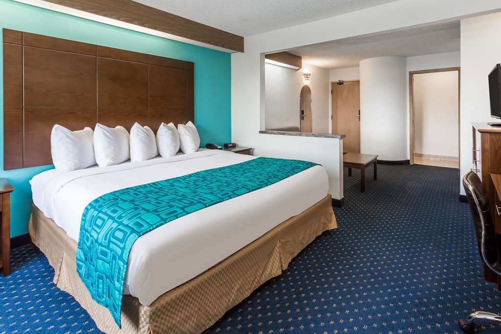Howard Johnson by Wyndham Vancouver Hotel & Suites