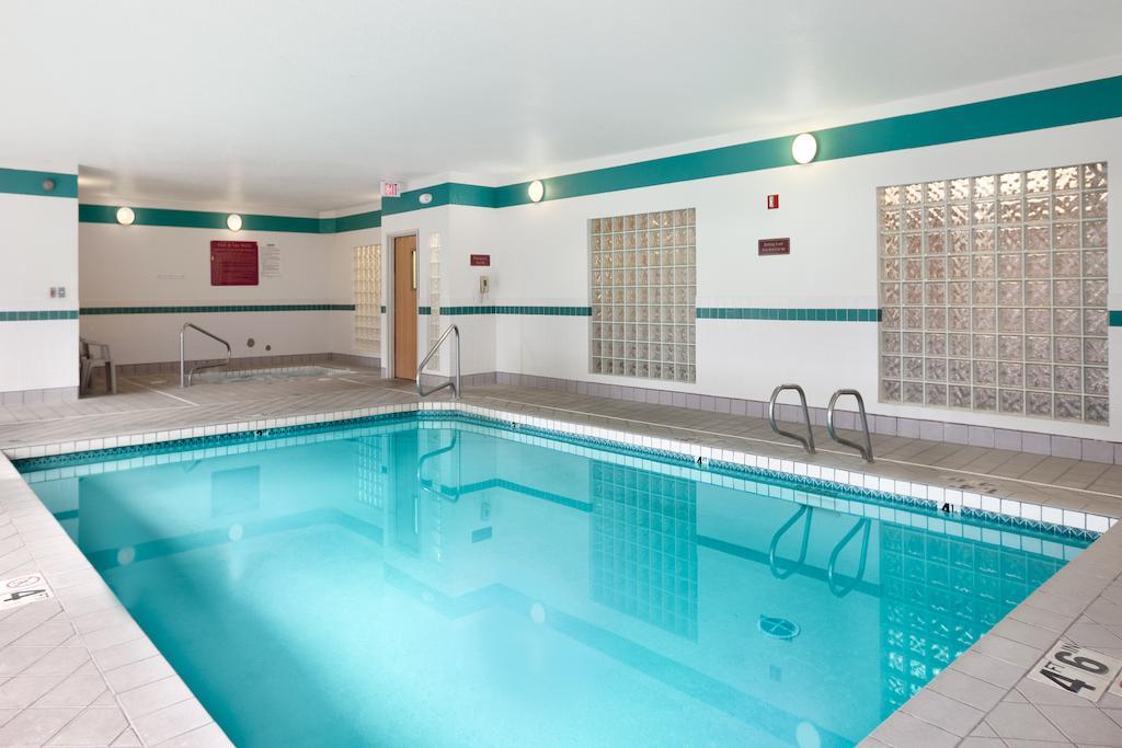 Howard Johnson by Wyndham Vancouver Hotel & Suites