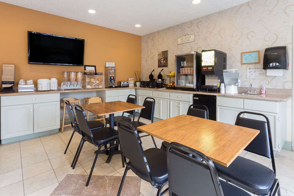 Howard Johnson by Wyndham Vancouver Hotel & Suites