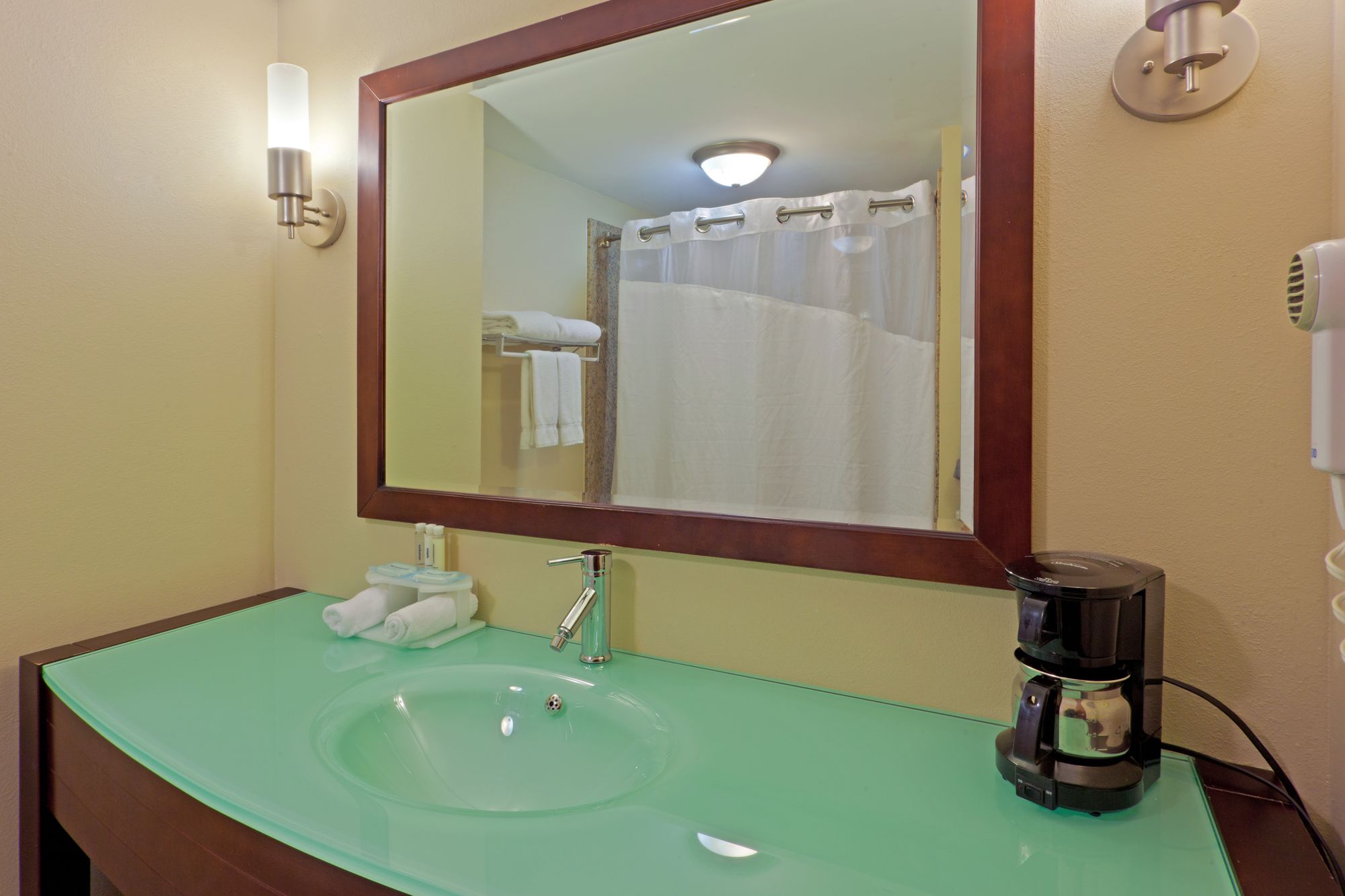 Holiday Inn Express Hotel & Suites Charleston - Southridge