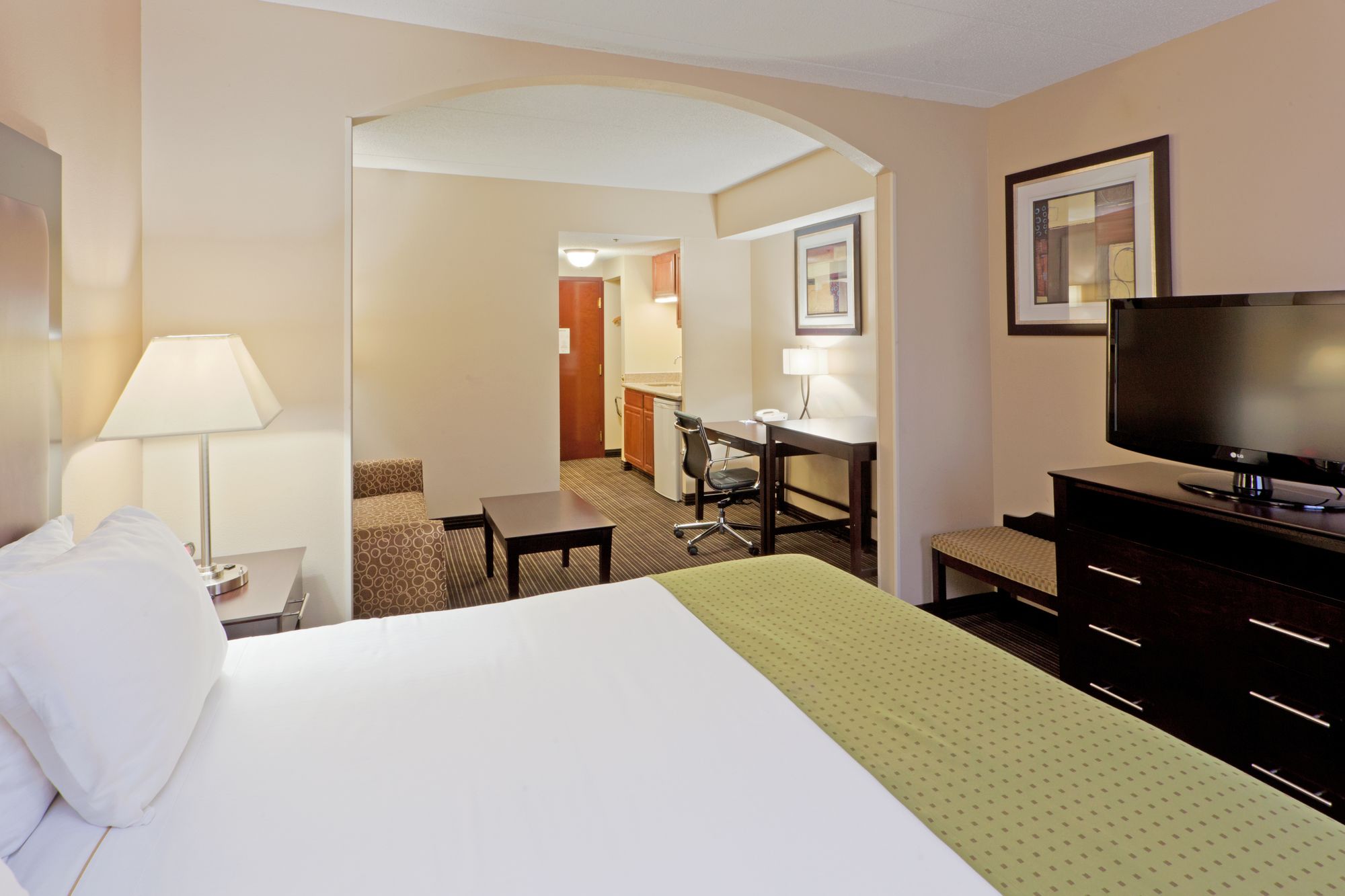 Holiday Inn Express Hotel & Suites Charleston - Southridge