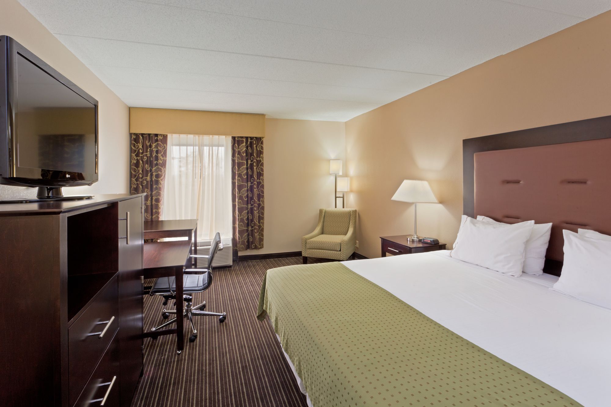 Holiday Inn Express Hotel & Suites Charleston - Southridge