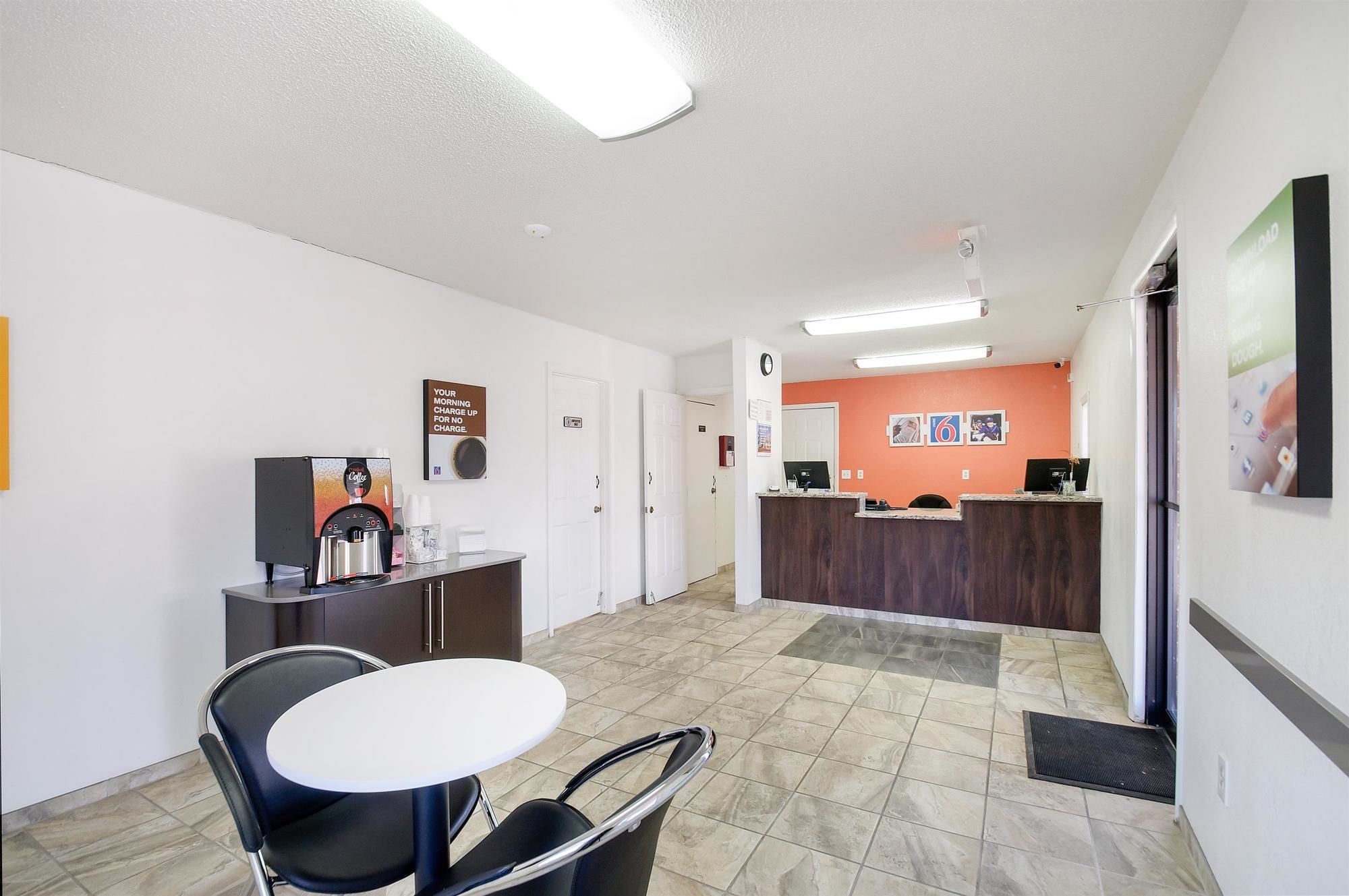 Motel 6 Charles Town