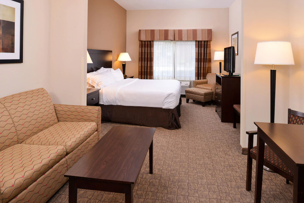Holiday Inn Express Hotel & Suites Fairmont
