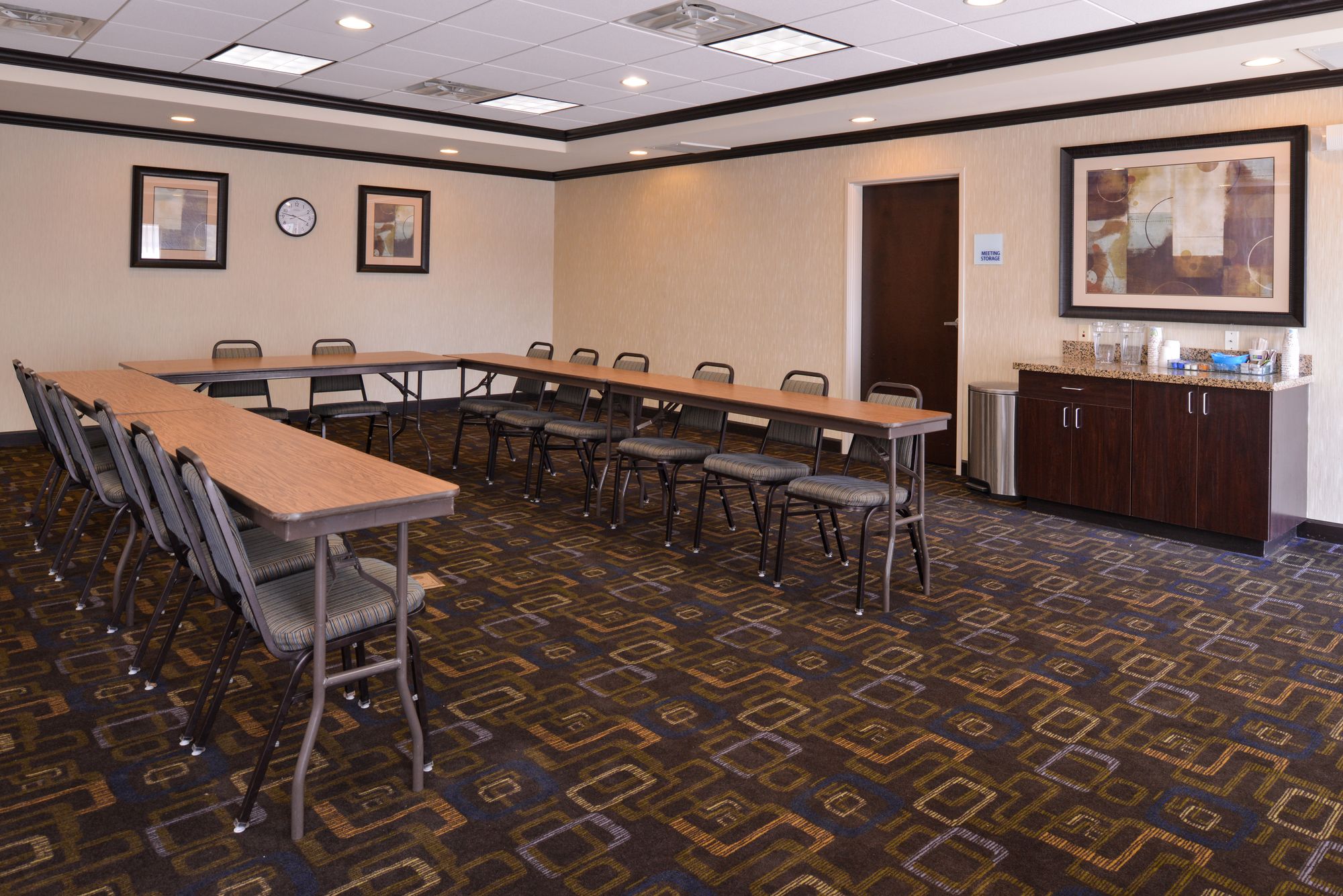 Holiday Inn Express Hotel & Suites Fairmont
