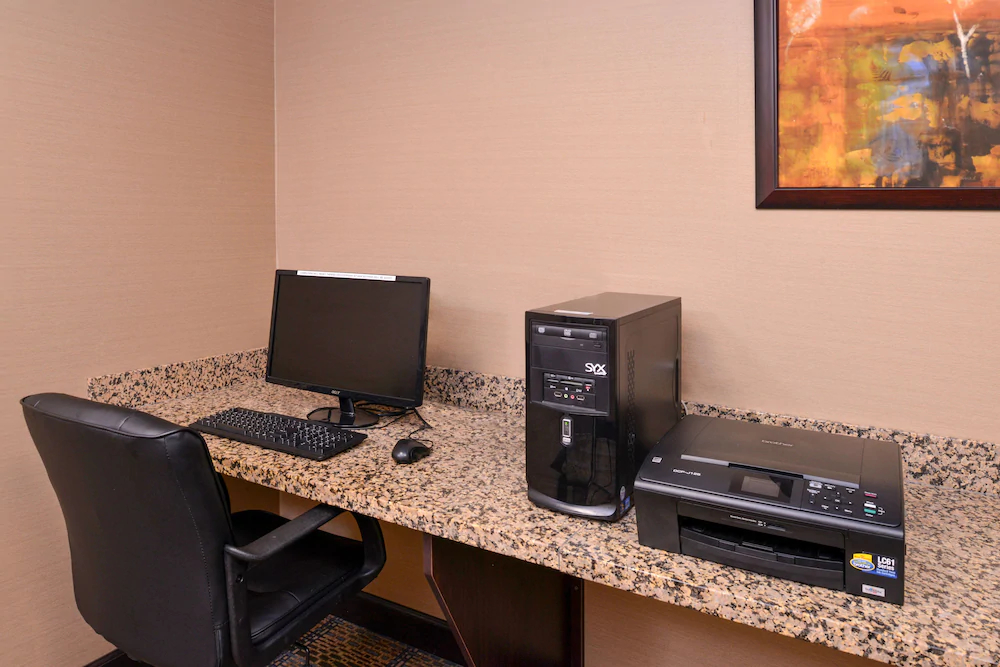 Holiday Inn Express Hotel & Suites Fairmont