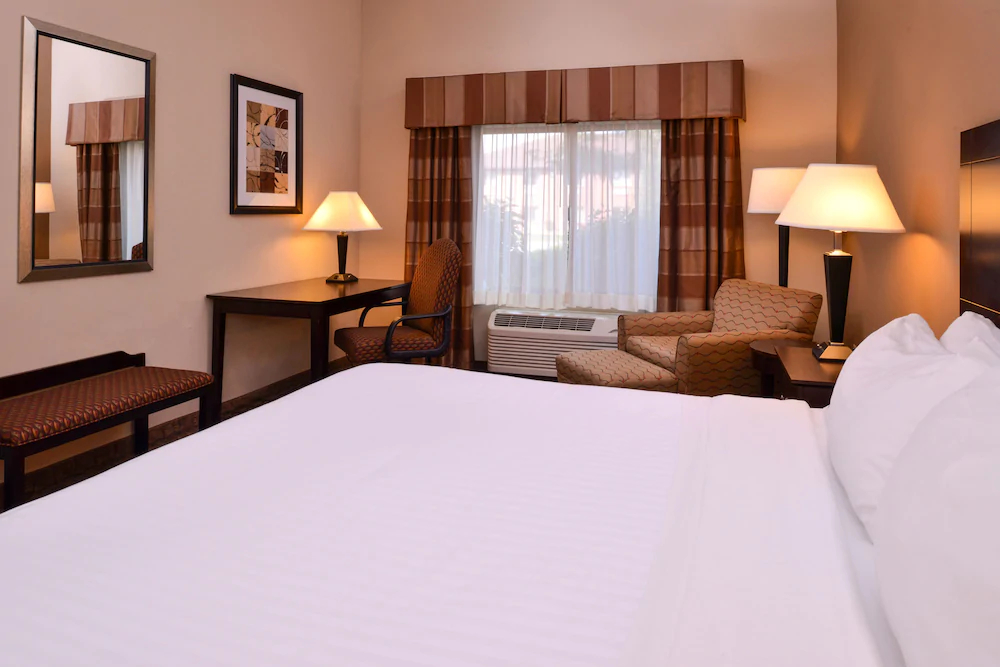 Holiday Inn Express Hotel & Suites Fairmont