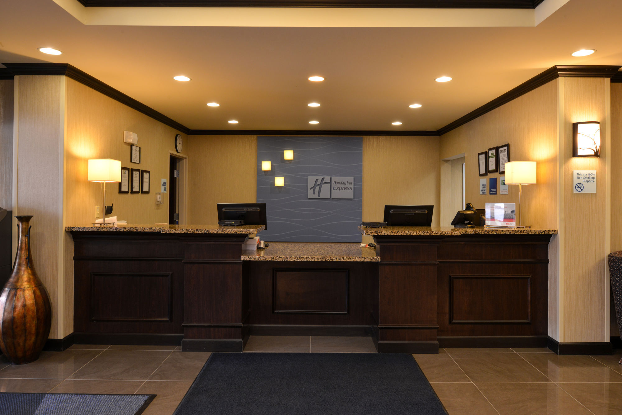 Holiday Inn Express Hotel & Suites Fairmont