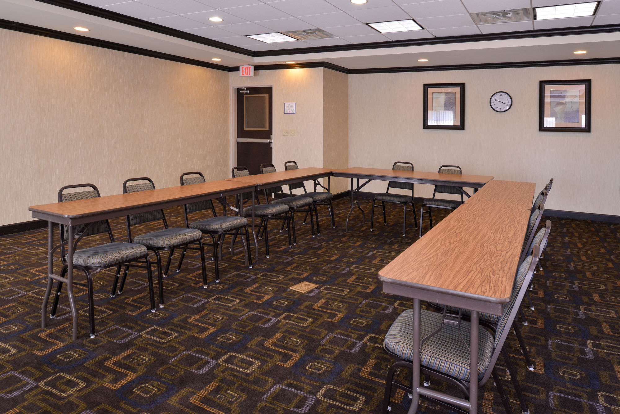 Holiday Inn Express Hotel & Suites Fairmont