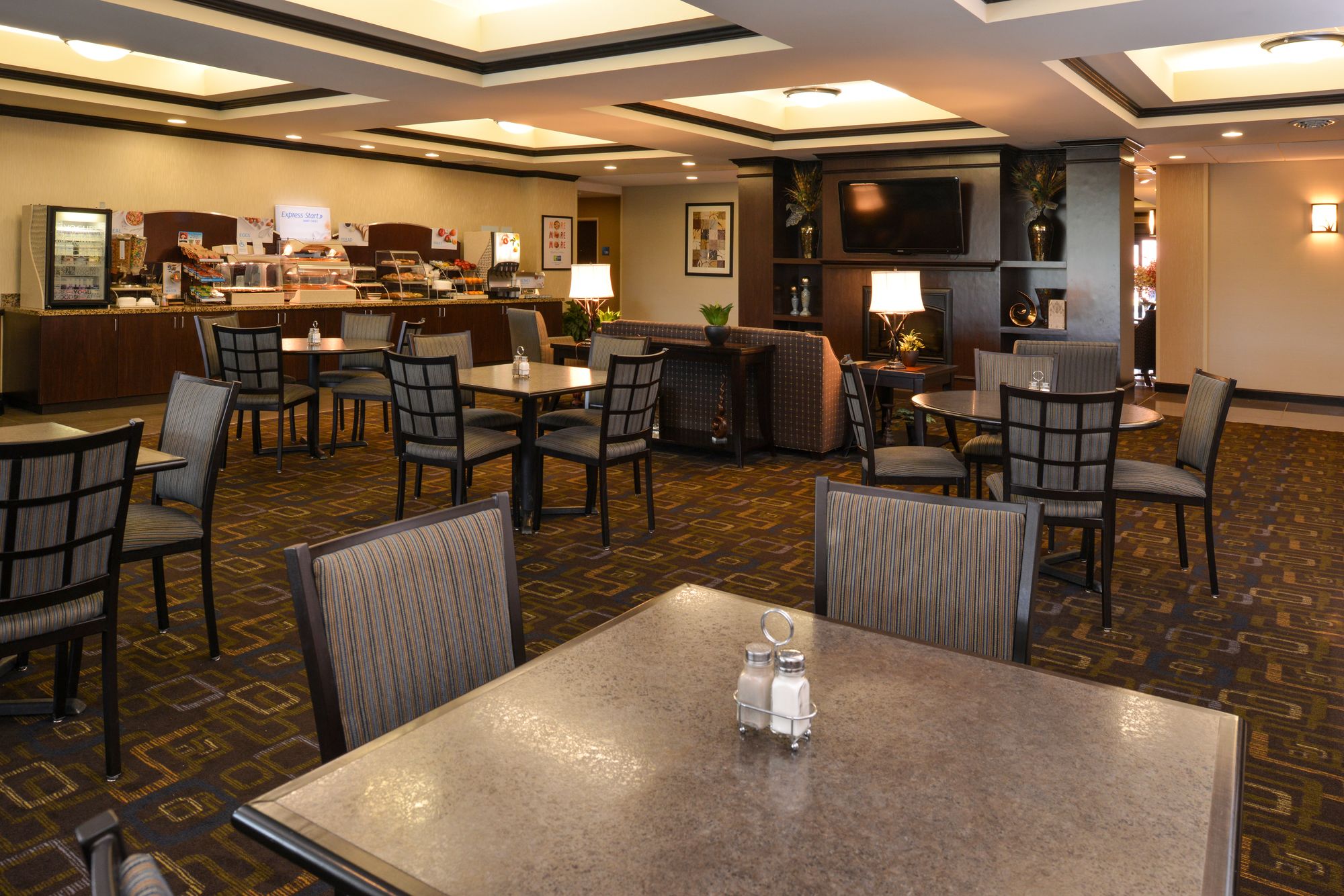 Holiday Inn Express Hotel & Suites Fairmont