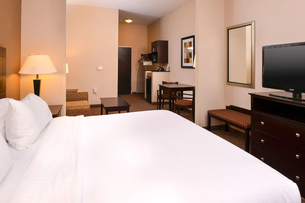 Holiday Inn Express Hotel & Suites Fairmont