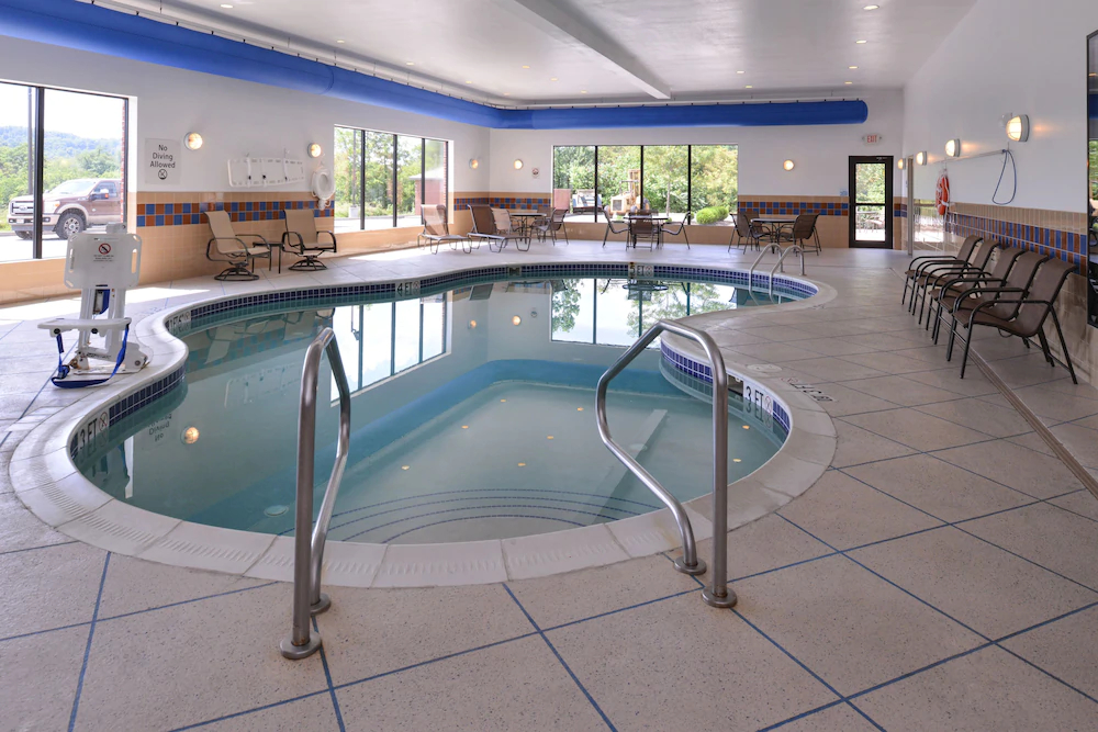 Holiday Inn Express Hotel & Suites Fairmont
