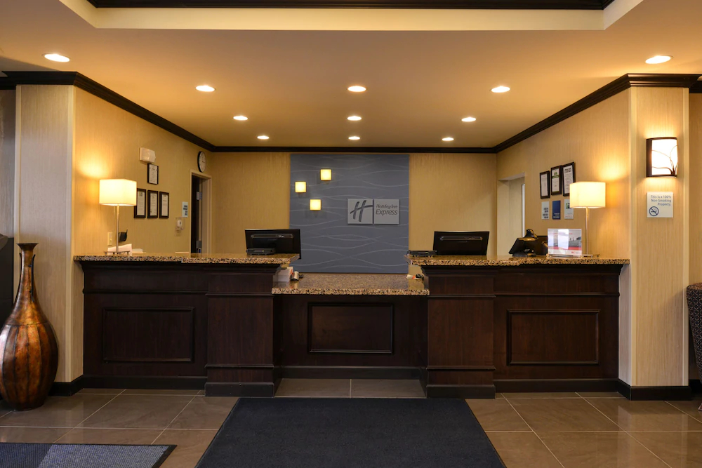 Holiday Inn Express Hotel & Suites Fairmont