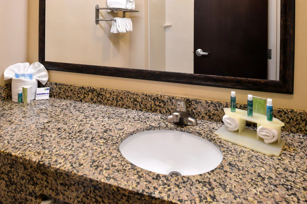 Holiday Inn Express Hotel & Suites Fairmont